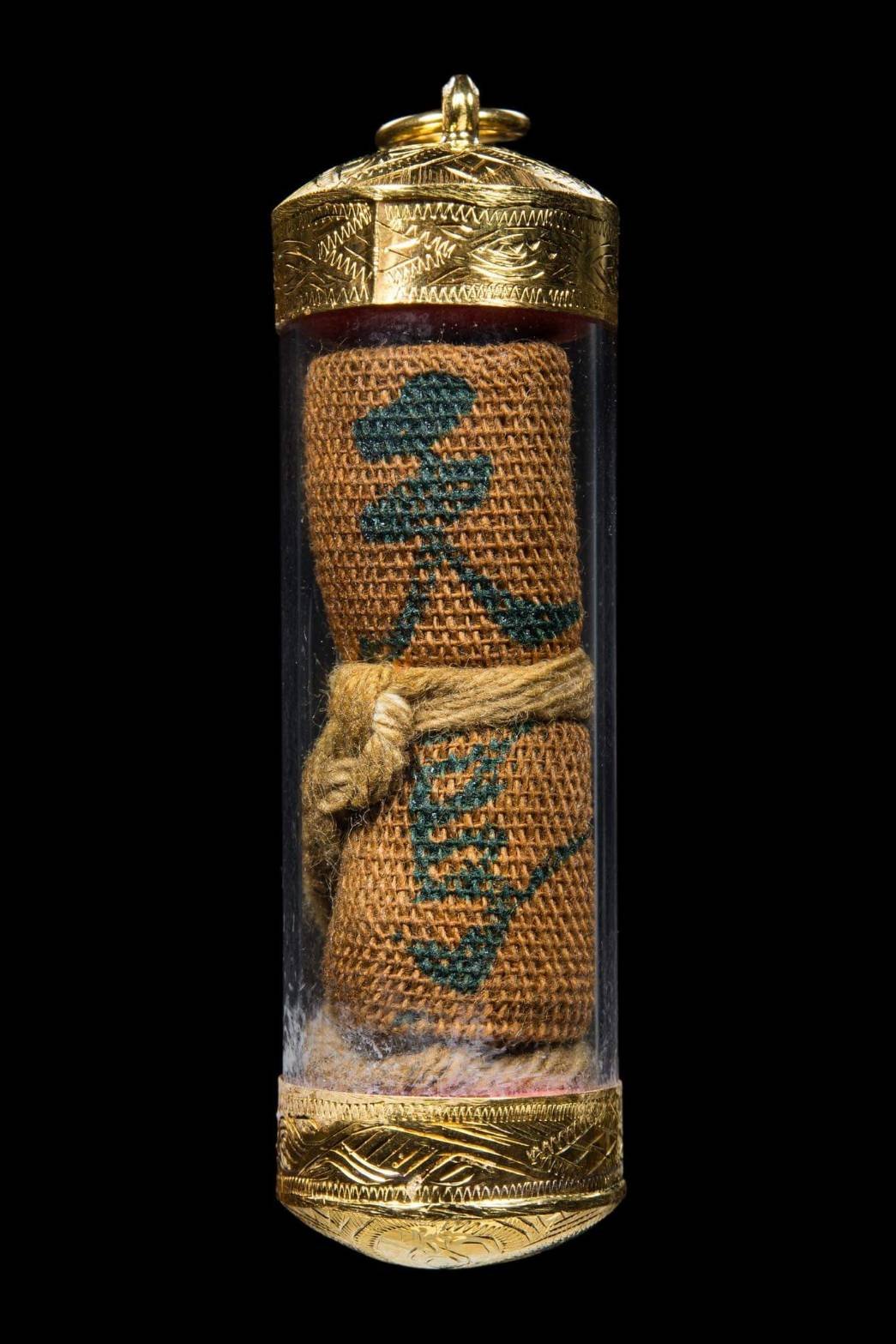 (296012) ล็อกเก็ต เซียนแปะโรงสี  พิมพ์กลมเล็ก ฉากฟ้า หน้าแก่  ปี 2519 จ.ปทุมธานี