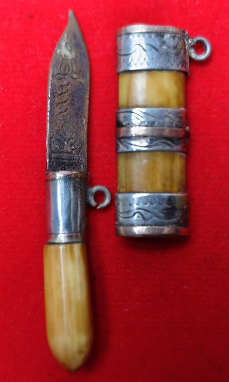 304788 มีดหมอสาริกา หลวงพ่อเดิม  (กรรมการ) ด้ามงา-ฝักงา  แหนบเงินขั้นนาคตลอดเล่ม ใบมีดเนื้อโลหะ  จัดสร้างปี 2470-2494  วัดหนองโพธิ์ จ.นครสวรรค์ 