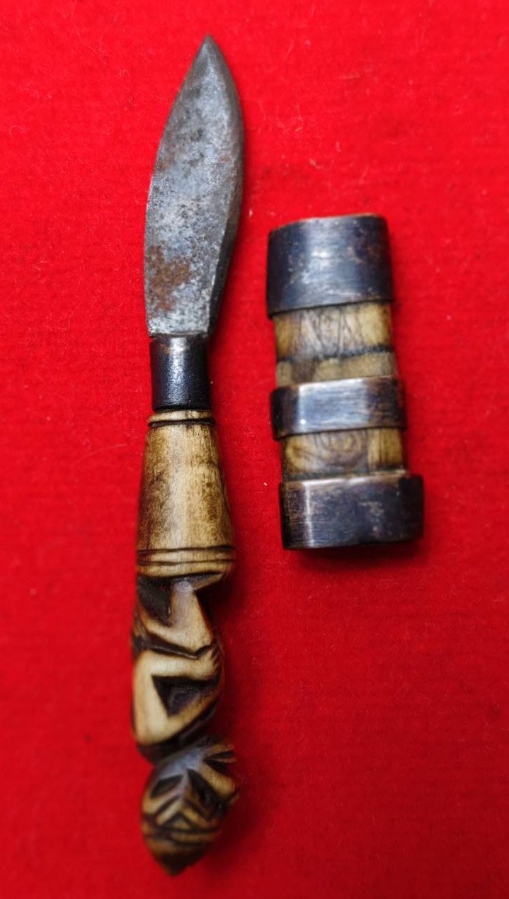 304789 มีดหมอสาริกา หลวงปู่สุ่น  เนื้อโลหะ ด้ามไม้แกะหนุมาน-ฝักไม้  ประมาณปีพุทธศักราช 2468-2482  วัดศาลากุน จ.นนทบุรี  