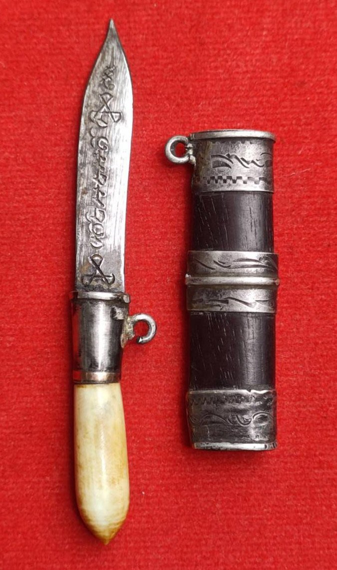 304825 มีดหมอสาริกา หลวงพ่อกวย  ด้ามงา-ฝักไม้ แหนบเงินตลอดเล่ม  ใบมีด เนื้อโลหะ(นิยม)  จัดสร้างปี 2521 วัดโฆสิตาราม  (บ้านแค) จังหวัด นครสวรรค์ 