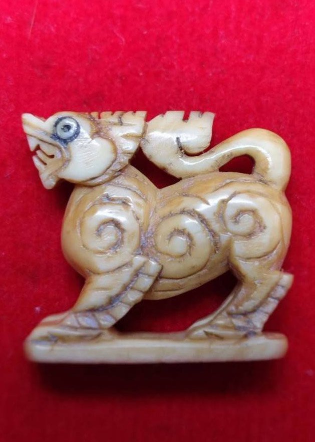 304826 สิงห์งาแกะ หลวงพ่อเดิม  วัดหนองโพ จ.นครสวรรค์  พิมพ์สามขวัญปากนกแก้ว  (นิยม) เนื้องาช้าง  พุทธศักราช 2470-2485 