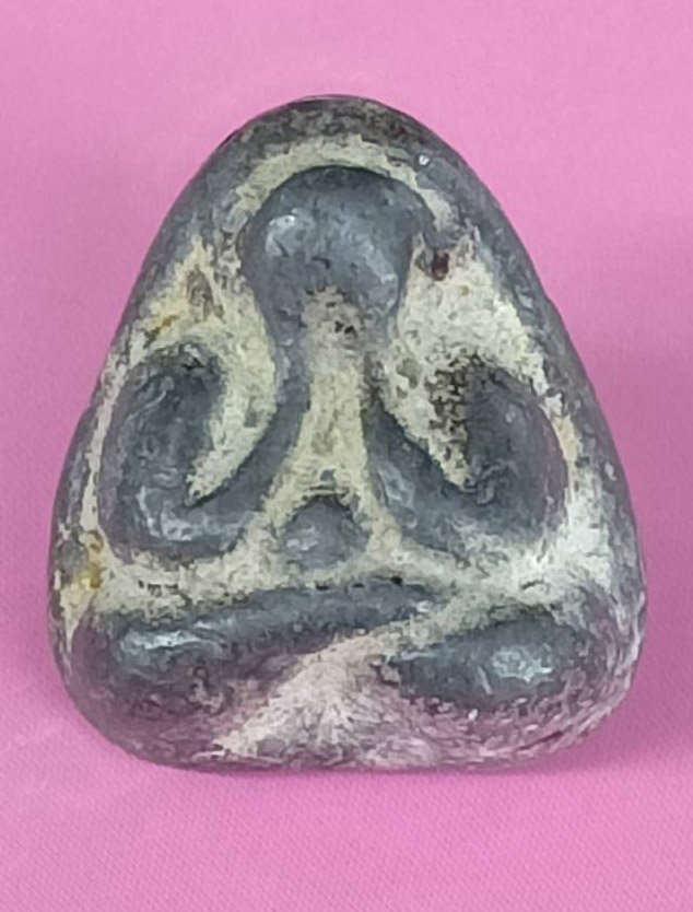 304898 พระปิดตาพิมพ์เล็ก ขาขวาหนาสั้น เนื้อตะกั่ว  ลพ.แก้ว วัดเครือวัลย์  จังหวัดชลบุรี 