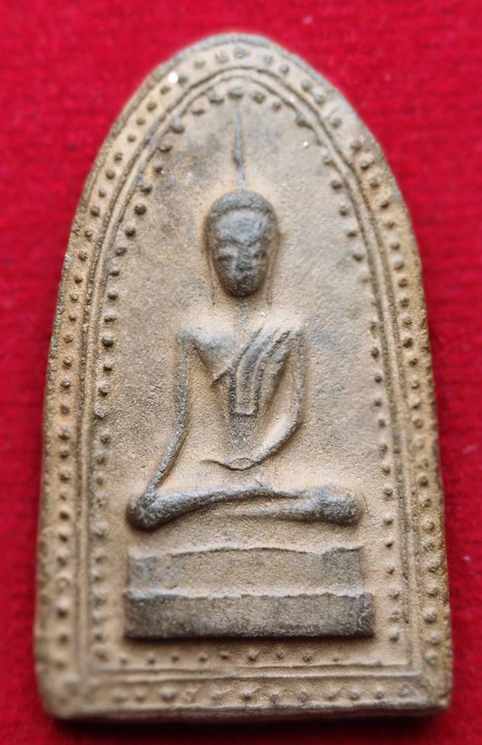 304918 พระสรรค์นั่งข้างเม็ด  พิมพ์ปางมารวิชัย จ.ชัยนาท ประมาณพ.ศ. 2500 - 2515  เนื้อดินผสมทรายเศษ  หลวงพ่อกวย วัดโฆสิตาราม  