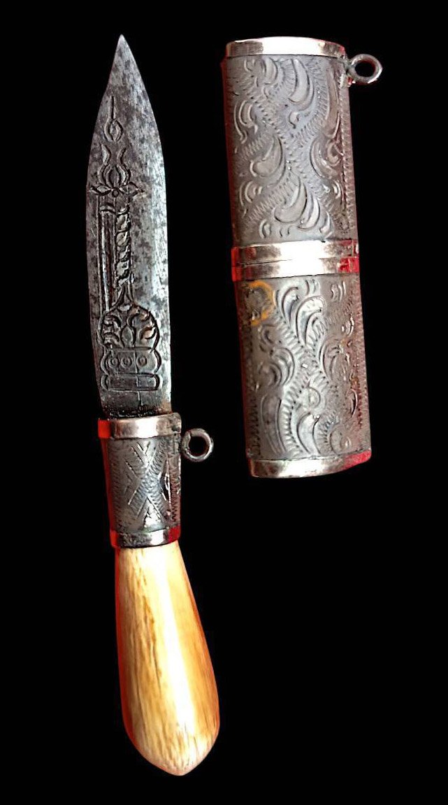 305121 มีดหมอสาริกา หลวงพ่อเดิม  ด้ามงาแหนบเงินคาดนาค  ตลอดเล่ม ใบมีดเนื้อโลหะ  จัดสร้างปี 2470-2494  วัดหนองโพธิ์ จ.นครสวรรค์