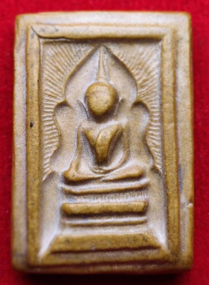 305146 พระสมเด็จแหวกม่าน  ถอดพิมพ์อกใหญ่ปางมารวิชัย  พุทธศักราช 2513-2515  เนื้อผงน้ำมัน หลวงพ่อกวย  วัดโฆสิตาราม จ.ชัยนาท 