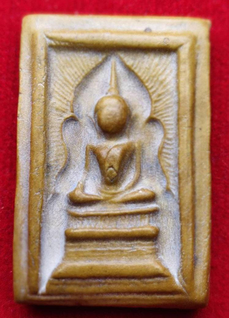 305147 พระสมเด็จแหวกม่าน  พิมพ์อกใหญ่ปางมารวิชัย  พ.ศ. 2513-2515 จ.ชัยนาท  เนื้อปรกโพธิ์ 9 ใบ (ฐานนูน)  หลวงพ่อกวย วัดโฆสิตาราม 