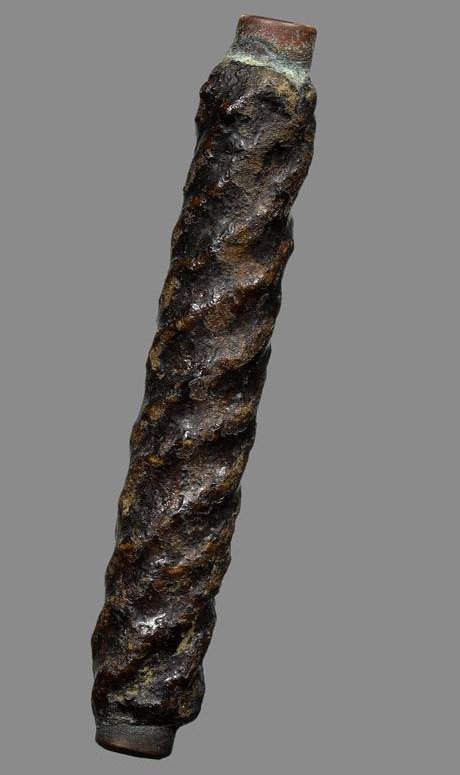 305202 ตะกรุดสาริกาหลวงปู่กลิ่น  เนื้อทองแดงลงรัก ถักเชือกขนาด 1 นิ้ว  ปี 2467-2480 วัดสะพานสูง จ.นนทบุรี