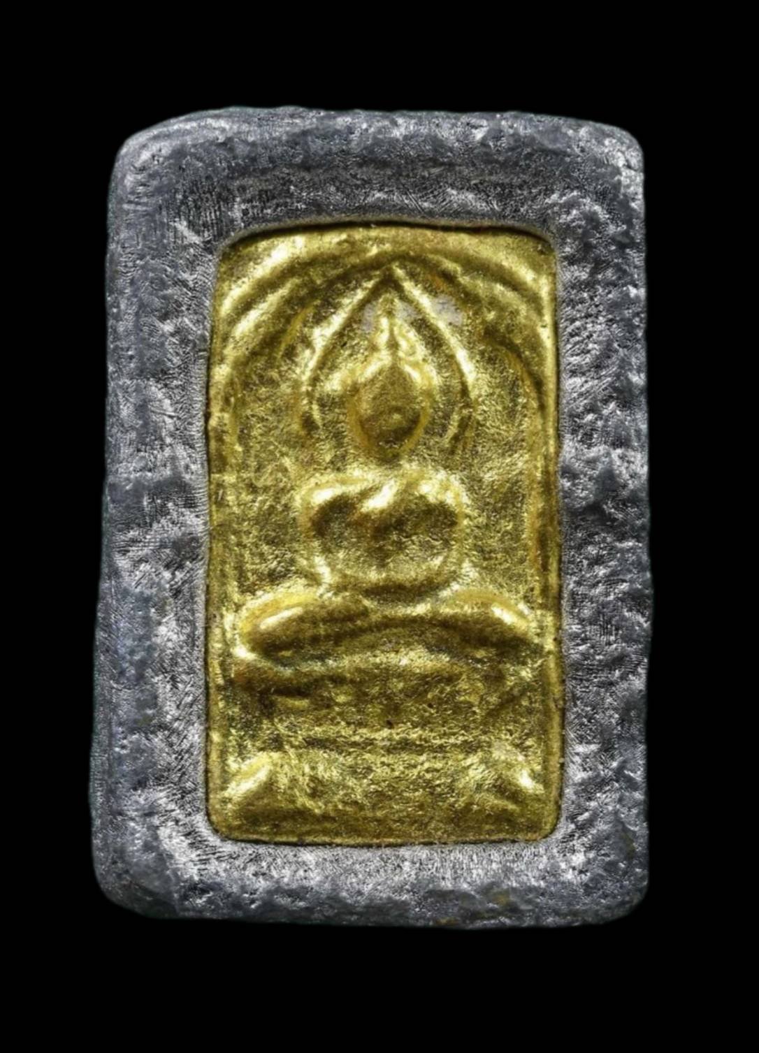 303688 พระสี่เหลี่ยมหลวงปู่ศุข  พิมพ์ตัดชิด เนื้อชุบทอง  ประมาณพ.ศ. 2440–2466