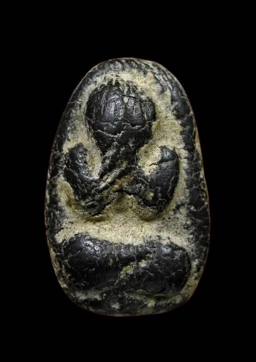 303694 พระหลวงปู่ไข่  วัดบพิตรพิมุขวรวิหาร  (วัดเชิงเลน) จ.กรุงเทพฯ พระปิดตาหลังยันต์ เนื้อผงคลุกรัก  ประมาณปี 2460-2464