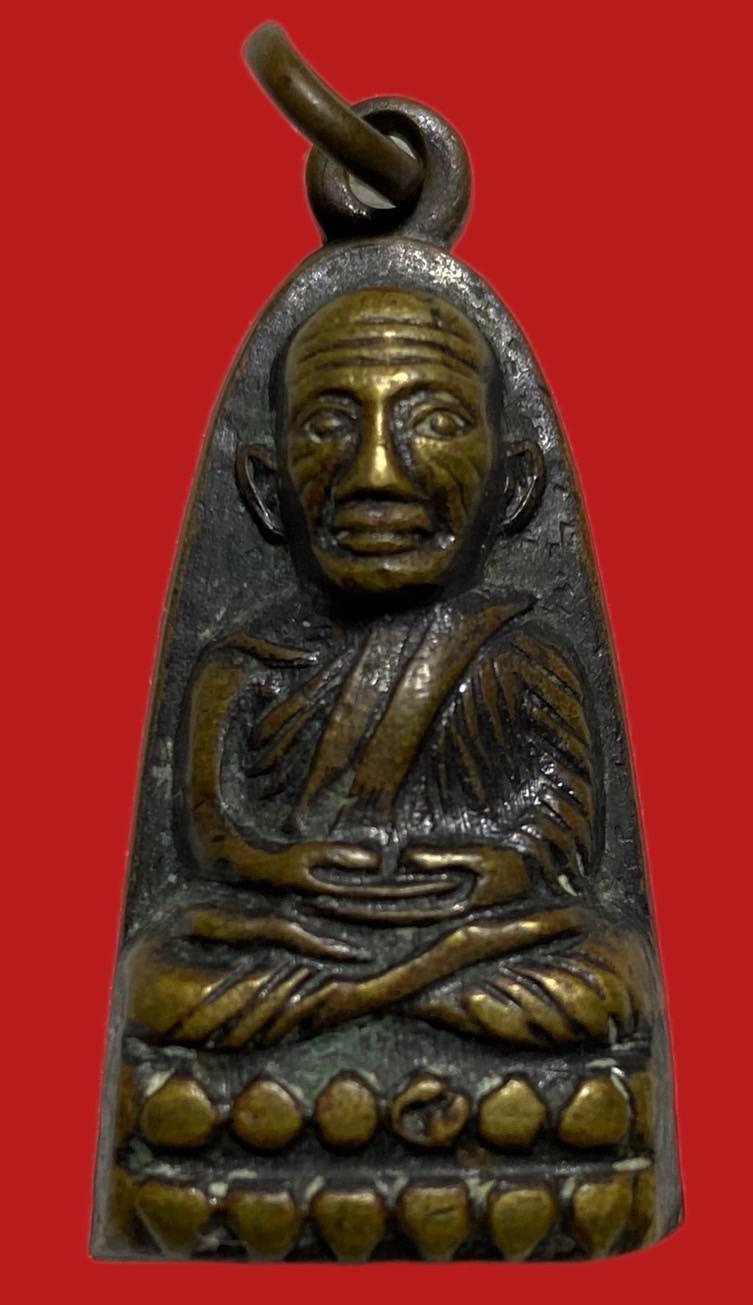 305352 หลวงปู่ทวด วัดช้างให้  เตารีดหลังหนังสือ  พิมพ์ มีหู ปี2506  เนื้อทองเหลืองรมดำ  จ.ปัตตานี