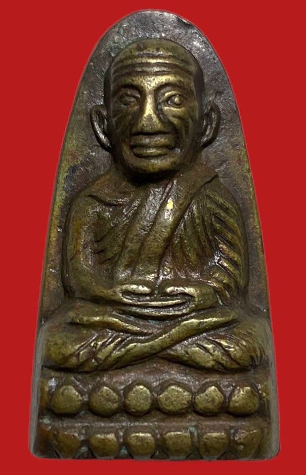 305463 หลวงปู่ทวด วัดช้างให้  เตารีดหลังหนังสือเล็ก  พิมพ์ ว จุด ปี2505  เนื้อทองเหลืองรมดำ  จ.ปัตตานี