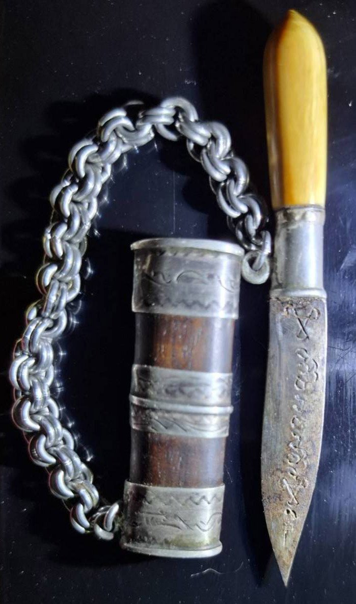  305520 มีดหมอสาริกา หลวงพ่อกวย ปี 2521  วัดโฆสิตาราม จ.ชัยนาท  ด้ามงาฝักไม้แหนบเงินทั้งเล่ม 