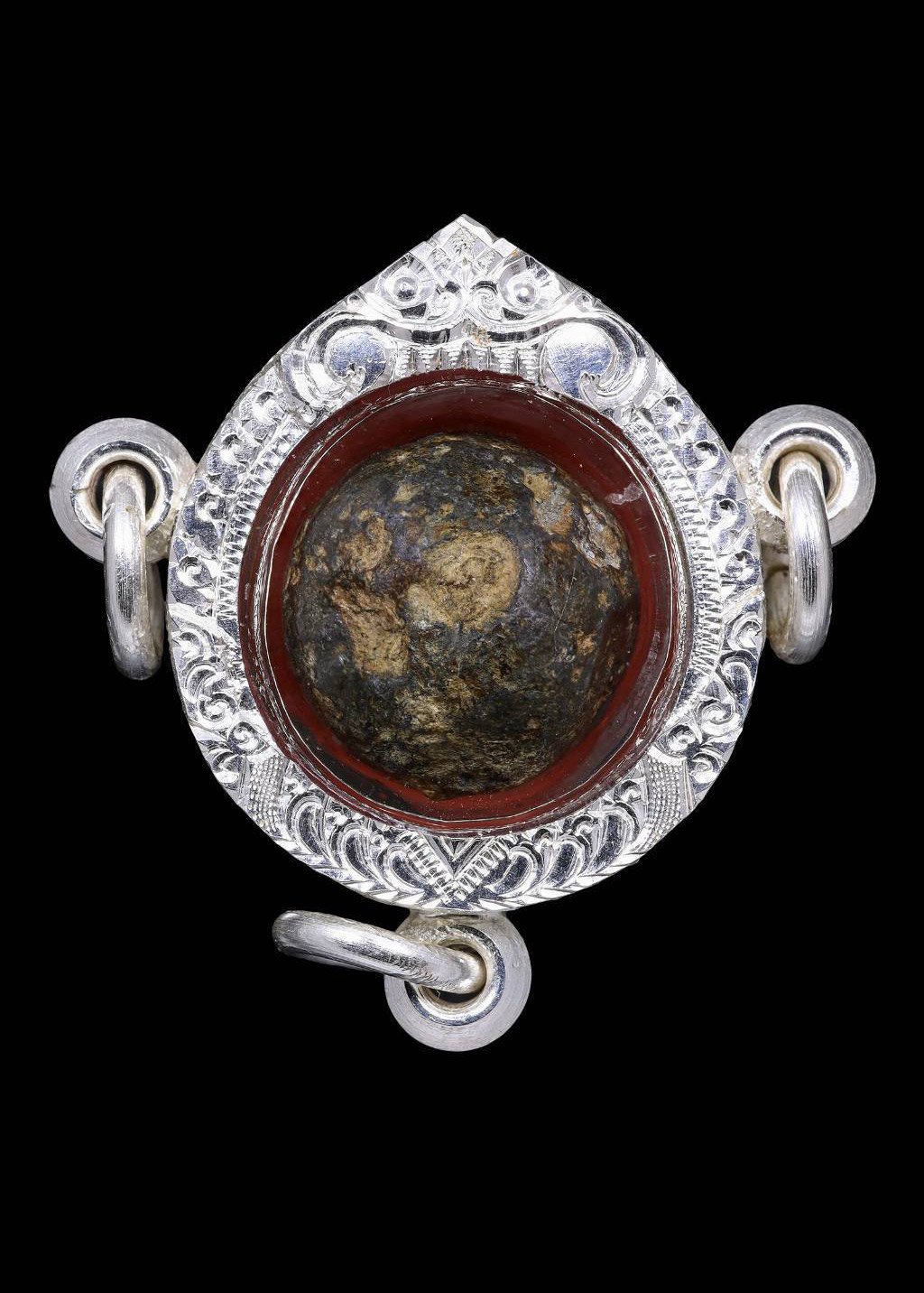 305566 ลูกอมหลวงพ่อเนียม เนื้อชินตะกั่ว พุทธศักราช 2430-2450  วัดน้อย จังหวัดสุพรรณบุรี