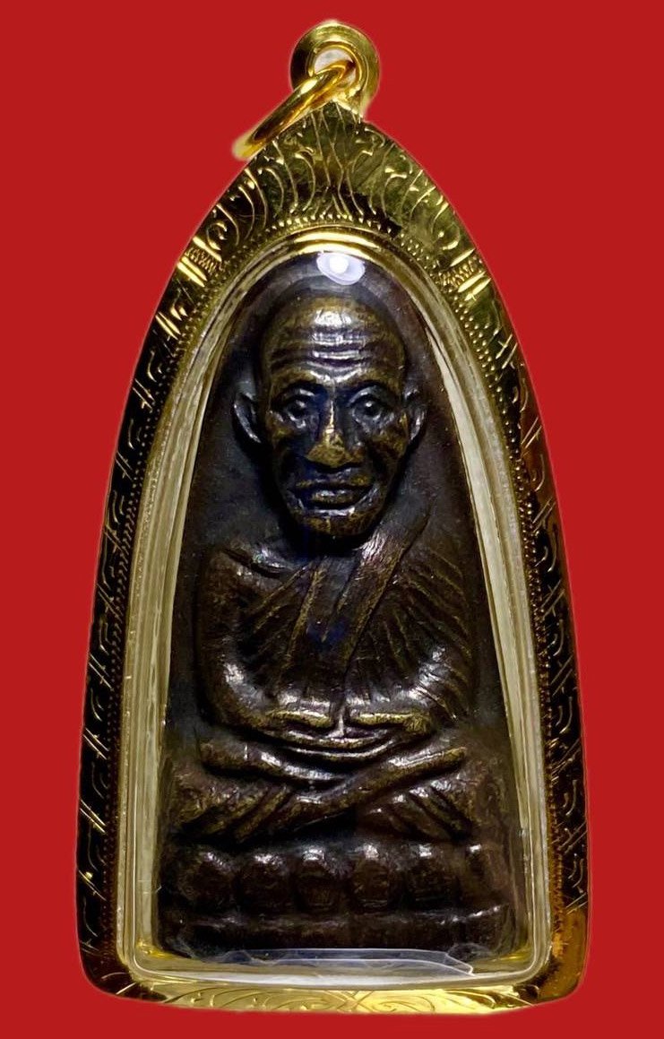 305588 หลวงปู่ทวด วัดช้างให้  เตารีดหลังหนังสือพิมพ์ มีหู ปี 2506  เนื้อทองเหลืองรมดำ  จ.ปัตตานี