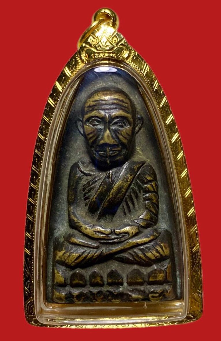 305589 หลวงปู่ทวด วัดช้างให้  เตารีดหลังหนังสือใหญ่ ปี 2505 จ.ปัตตานี เนื้อทองเหลืองรมดำ 