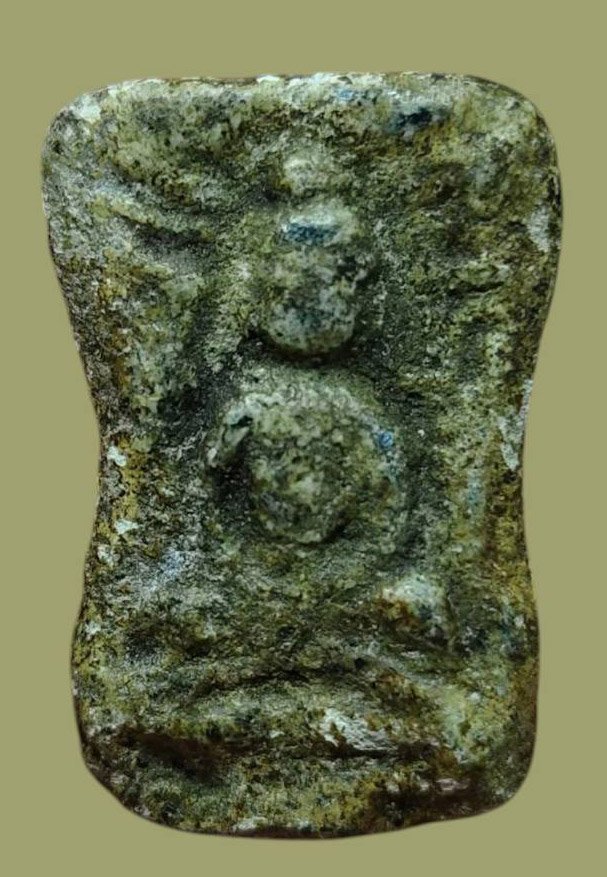 305621 พระมเหศวร พิมพ์สมาธิ เนื้อชินเขียว พุทธศตวรรษที่ 23 กรุวัดวังบัว จ.เพชรบุรี