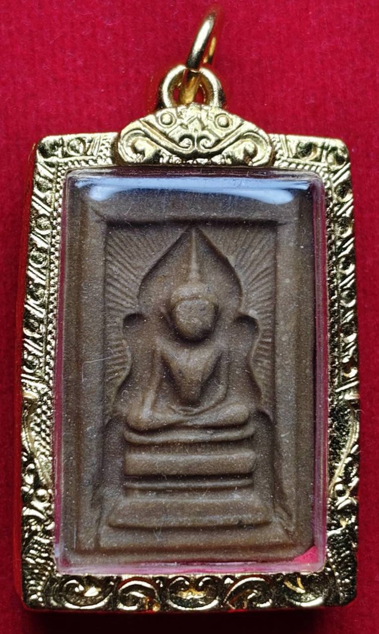 305636 พระสมเด็จแหวกม่าน  พิมพ์อกใหญ่ปางมารวิชัย  พุทธศักราช 2513-2515  เนื้อผงน้ำมัน (ฐานนูน) จ.ชัยนาท หลวงพ่อกวย วัดโฆสิตาราม  