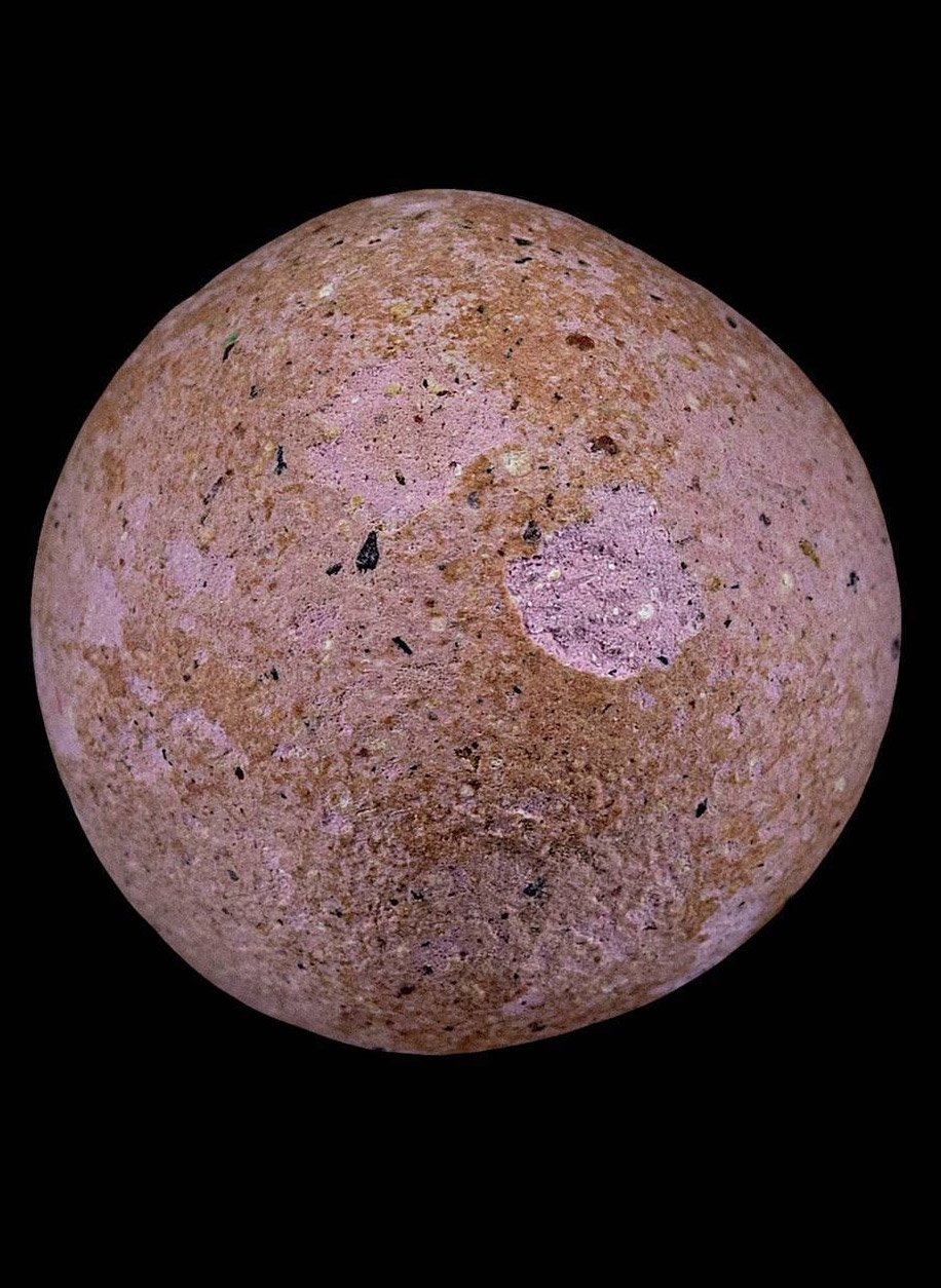 305646 ลูกอมผงธูป  (เนื้อพิเศษสีชมพู)  หลวงพ่อพริ้ง วัดบางปะกอก กทม. ปี 2460 -2490