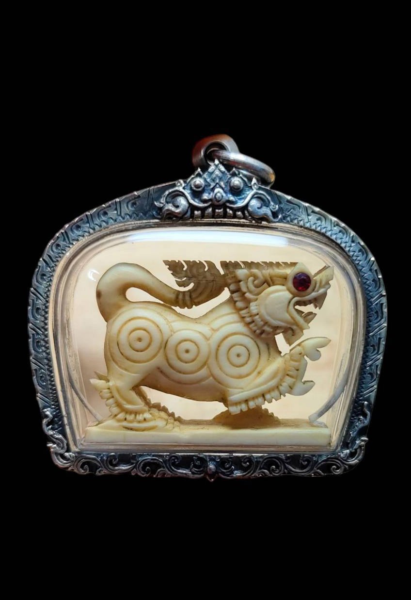 305648 สิงห์สามขวัญทรงเครื่อง พิมพ์ตะปบ เนื้องาแกะ หลวงพ่อหอม พุทธศักราช2490-2520 วัดชากหมาก จ.ระยอง