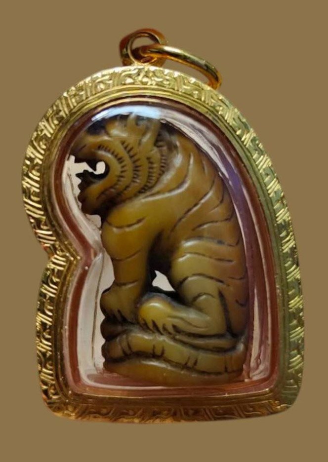 305649 เสือหลวงพ่อเดิม  เนื้องาแกะ พุทธศักราช2470-2494 วัดหนองโพ จังหวัดนครสวรรค์