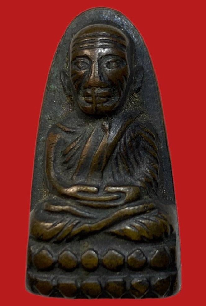 305906 หลวงปู่ทวด วัดช้างให้  เตารีดหลังหนังสือเล็ก  พิมพ์ ว หัวห่าง ปี2505  เนื้อทองเหลืองรมดำ  จ.ปัตตานี