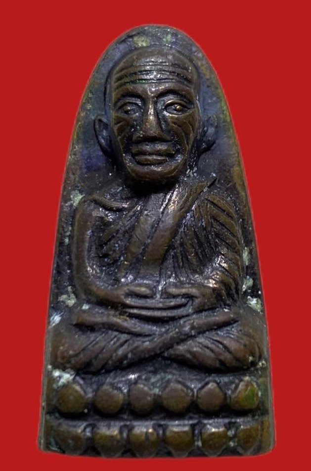 305924 หลวงปู่ทวด วัดช้างให้  เตารีด หลังหนังสือเล็ก พิมพ์ ว ตัน ปี 2505  เนื้อทองเหลืองรมดำ  จ.ปัตตานี