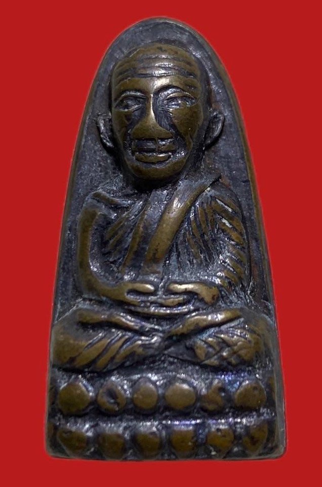 305927 หลวงปู่ทวด วัดช้างให้  เตารีด หลังหนังสือเล็ก พิมพ์ ว กระเด็น  ปี 2505 จ.ปัตตานี เนื้อทองเหลืองรมดำ