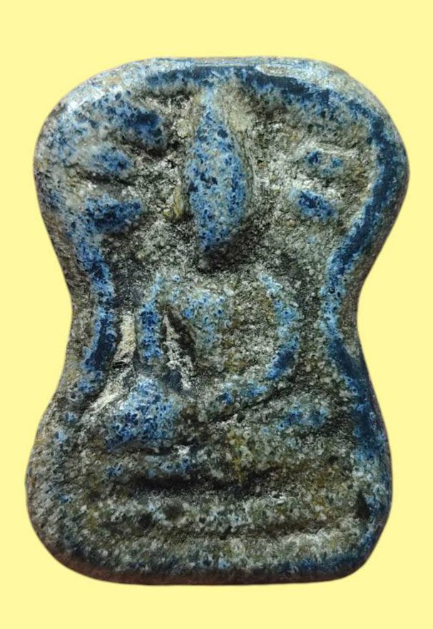  305946 พระมเหศวร พิมพ์กลาง  เนื้อชินเขียว พุทธศตวรรษที่ 18-19 กรุวัดพระศรีรัตนมหาธาตุ วรมหาวิหาร จ.สุพรรณบุรี