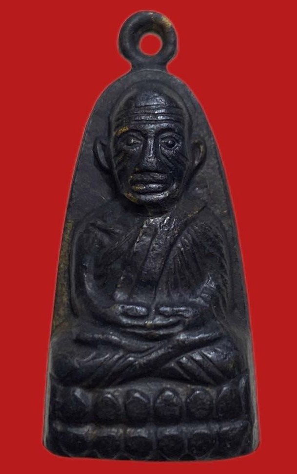 305952 หลวงปู่ทวด วัดช้างให้ เตารีดหลังหนังสือ  พิมพ์มีหู ปี2508  เนื้อทองเหลืองรมดำ  จ.ปัตตานี