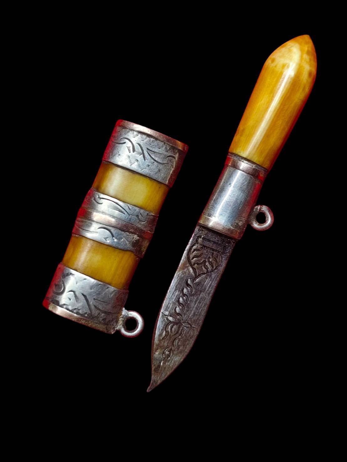 306065 มีดหมอสาริกา หลวงพ่อเดิม  ด้ามงา-ฝักงา  ใบมีด เนื้อโลหะ แหนบเงินและนาคตลอดเล่ม  จัดสร้างปี 2470-2494  วัดหนองโพธิ์ จ.นครสวรรค์ 