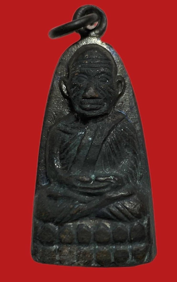 306118 หลวงปู่ทวด วัดช้างให้  เตารีดหลังหนังสือเล็ก พิมพ์มีหู ปี 2508 เนื้อทองเหลืองรมดำ  จ.ปัตตานี