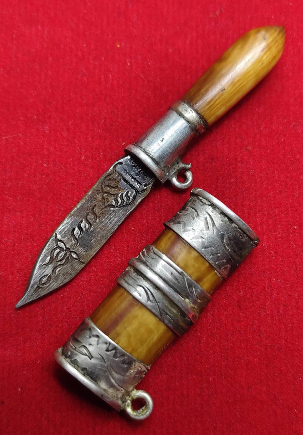 306171 มีดสาริกา หมอหลวงพ่อเดิม  ด้ามงา-ฝักงา แหนบเงินตลอดเล่ม  ใบมีด เนื้อโลหะ  จัดสร้างปี 2470-2494  วัดหนองโพธิ์จังหวัด จ.นครสวรรค์ 