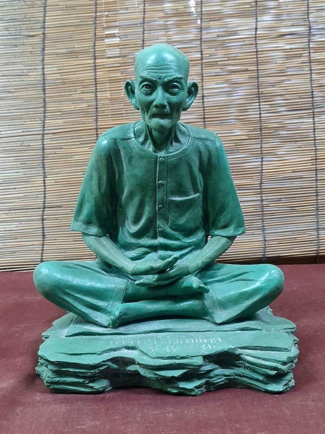 298146 รูปองค์บูชาเซียนแปะโรงสี  รุ่น1 เรซิ่นเขียว ฐานหิน  ปี2521 จังหวัดปทุมธานี 