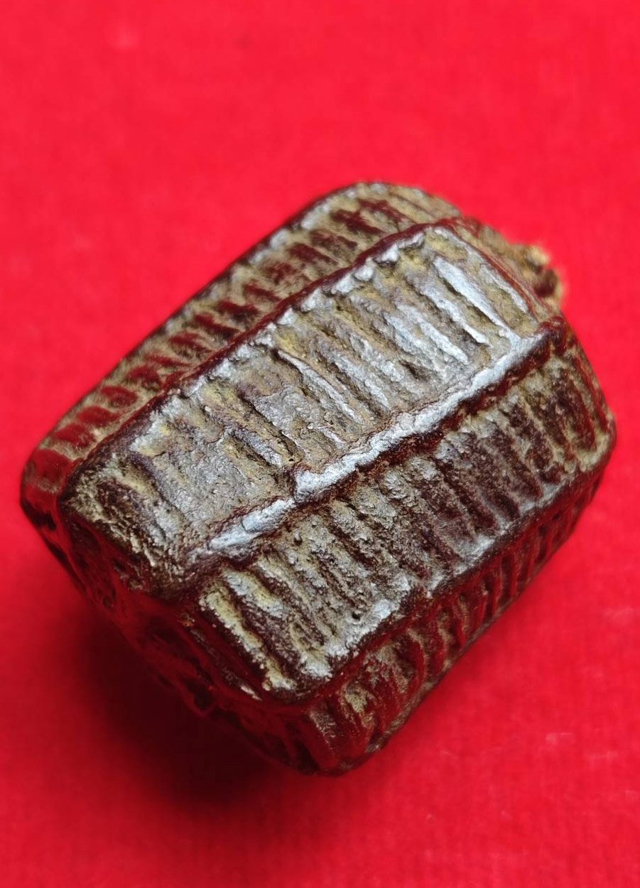 306253 ตะกรุดพิสมร (ลูกกลอง)  ใบลานบังปืน หลวงพ่อแก้ว วัดพวงมาลัย เนื้อใบลาน  สร้างปี 2453-2460  จ.สมุทรสงคราม 