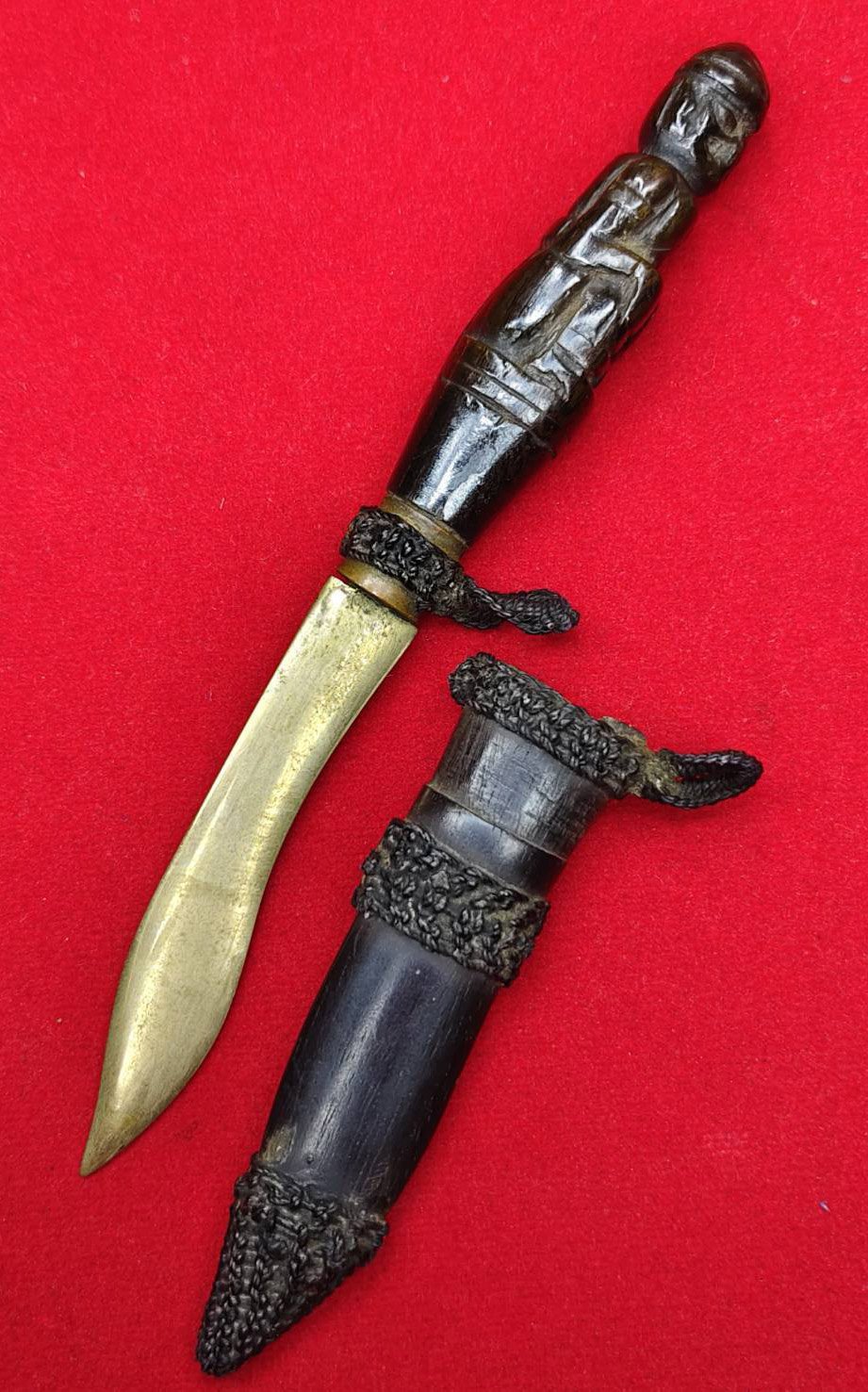 306437 มีดหมอ หลวงพ่อดิ่ง  วัดอุสภาราม (บางวัว)  ฝักไม้-ด้ามไม้แกะสลักลิง  เนื้อใบมีด โลหะ จ.ฉะเชิงเทรา  พ.ศ. 2475-2485 