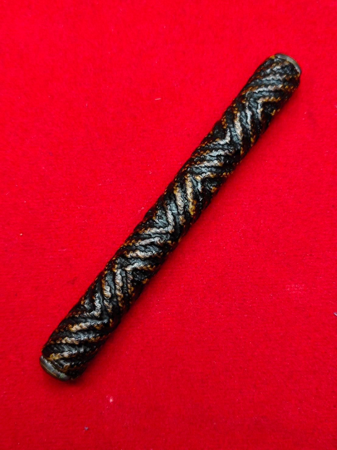 306438 ตะกรุดจันทร์เพ็ญ (ตะกรุดใต้น้ำ)  เนื้อทองแดง  ถักเชือกถักจระเข้ขบฟัน หลงรัก หลวงปู่ศุข วัดปากคลองมะขามเฒ่า  พุทธศักราช 2440-2457