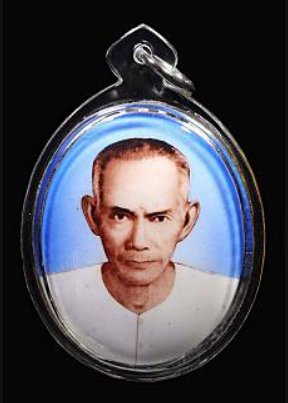  (296284) ล็อกเก็ตรุ่นแรก  เซียนแปะโรงสี ปี 2519  หน้าหนุ่มฉากฟ้า  พิมพ์จัมโบ้ จ.ปทุมธานี