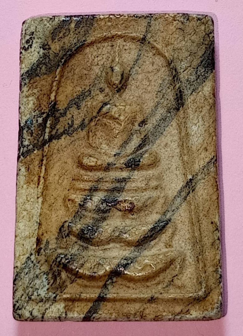 306608 พระสมเด็จฐานสิงห์  หลังปั้มตราวัด แจกกรรมการผ้าป่า หลวงพ่อกวย ปี2515  เนื้อน้ำมันสายรุ้ง วัดโฆสิตาราม จ.ชัยนาท