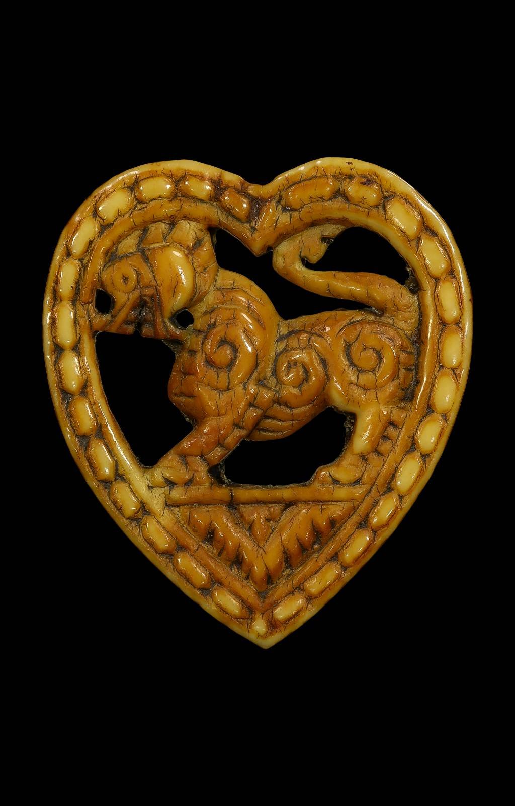 306638 หลวงพ่อเดิม วัดหนองโพ  เนื้องาแกะ  พิมพ์สิงห์ในกรอบรูปหัวใจ  จังหวัดนครสวรรค์