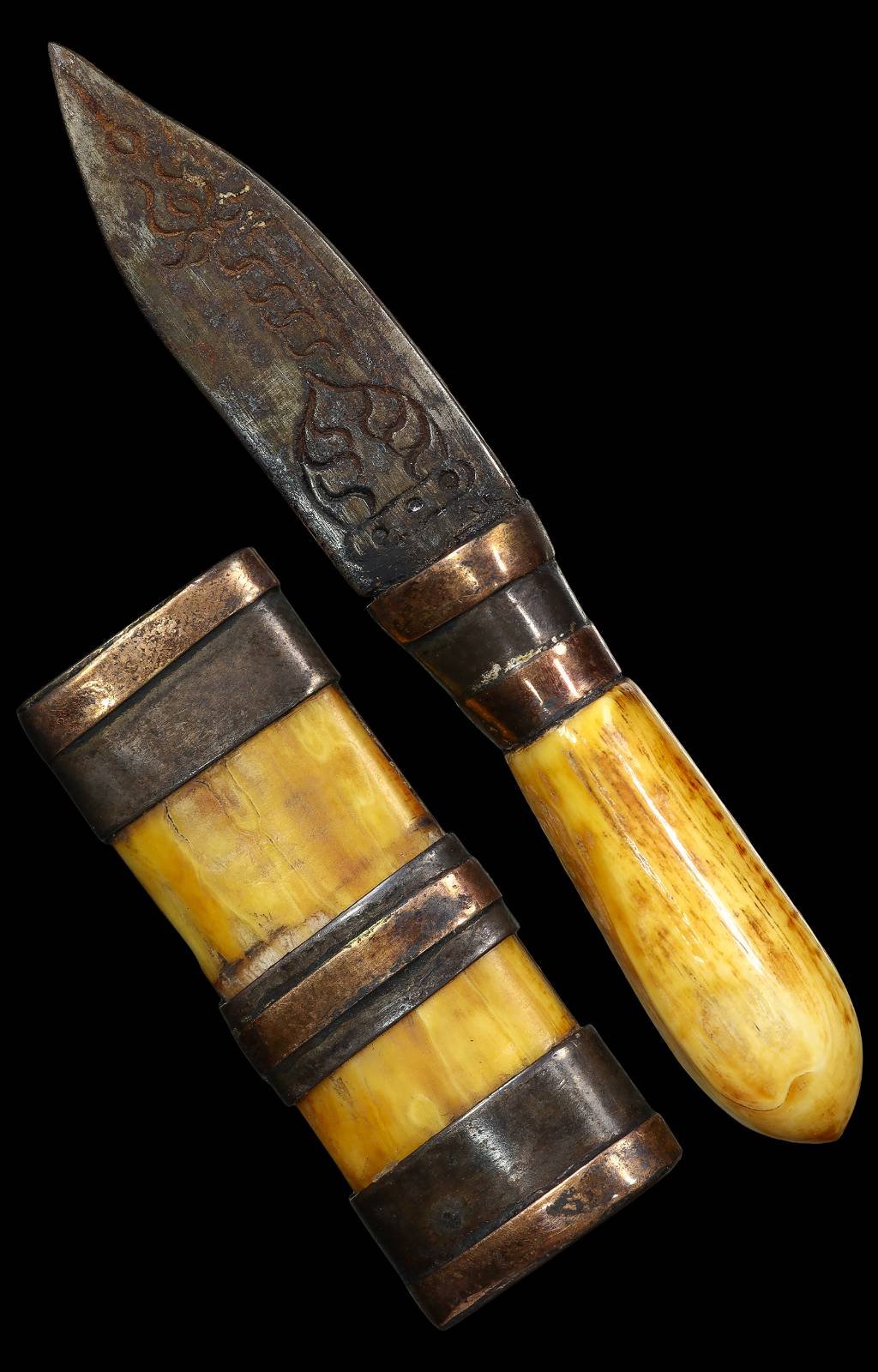 306639 มีดหมอหลวงพ่อเดิม เนื้อโลหะ ด้ามงา ฝักงา ประมาณ พ.ศ. 2470-2494 วัดหนองโพ จ.นครสวรรค์