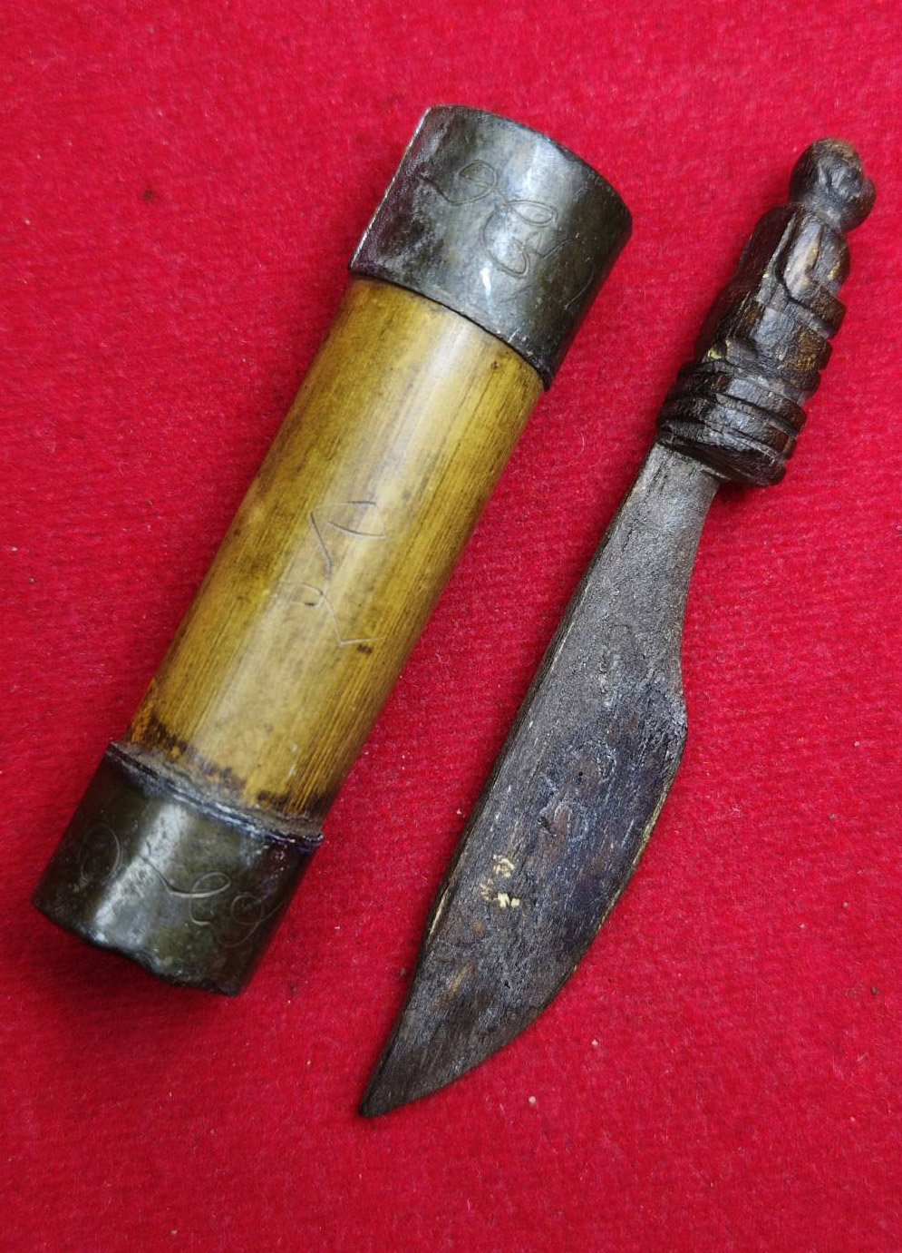 306669 มีดหมอ หลวงพ่อดิ่ง  วัดอุสภาราม (บางวัว)  ฝักไม้-ด้ามไม้แกะองคต  เนื้อไม้ จ.ฉะเชิงเทรา พุทธศักราช 2475-2485  