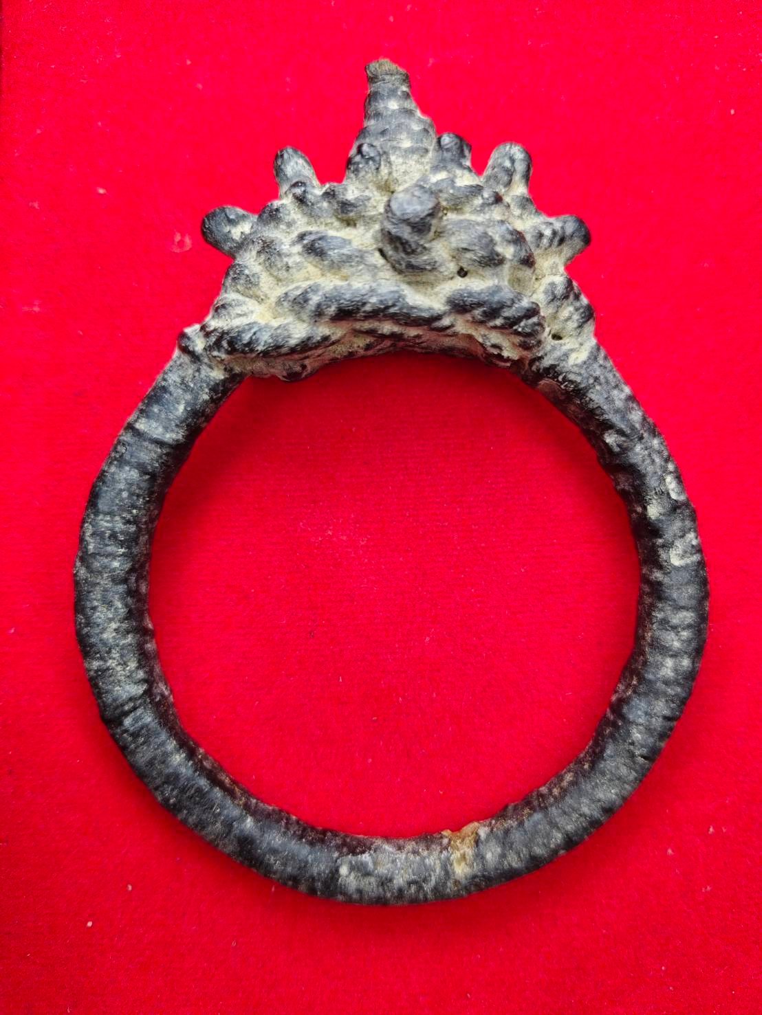 306710 แหวนแขนพิรอดเก้ายอด  หลวงปู่ยิ้ม เนื้อผ้าคลุกรัก  พุทธศักราช 2435-2453  วัดศรีอุปลาราม (วัดหนองบัว)  จังหวัดกาญจนบุรี 