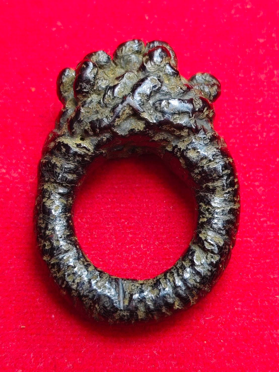 306712 แหวนพิรอดเก้ายอด  หลวงปู่ยิ้ม เนื้อผ้าคลุกรัก  พุทธศักราช 2440-2453  วัดศรีอุปลาราม (วัดหนองบัว)  จังหวัดกาญจนบุรี 