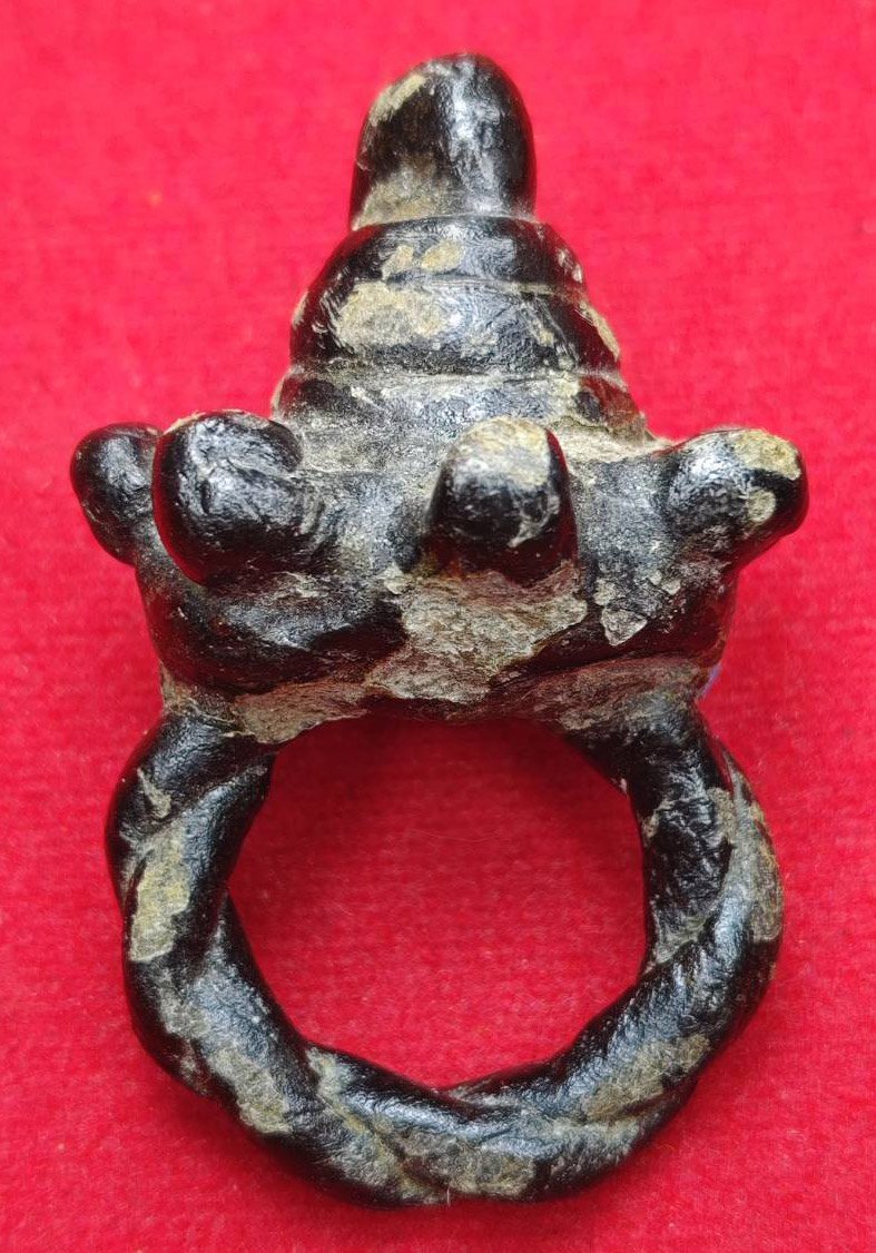 306713 แหวนพิรอด หลวงปู่ยิ้ม  เนื้อผ้าคลุกรัก  พุทธศักราช 2435-2453  วัดศรีอุปลาราม (วัดหนองบัว)  จังหวัดกาญจนบุรี 