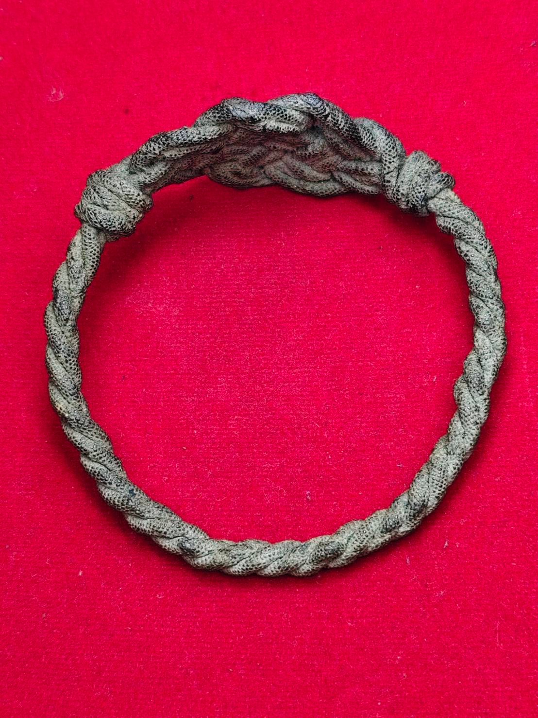 306715 แหวนแขนพิรอด  หลวงพ่อกวย  ปี 2500-2504  เนื้อผ้าจีวร จุ่มรัก (สร้างน้อย) วัดโฆสิตาราม จ.ชัยนาท 