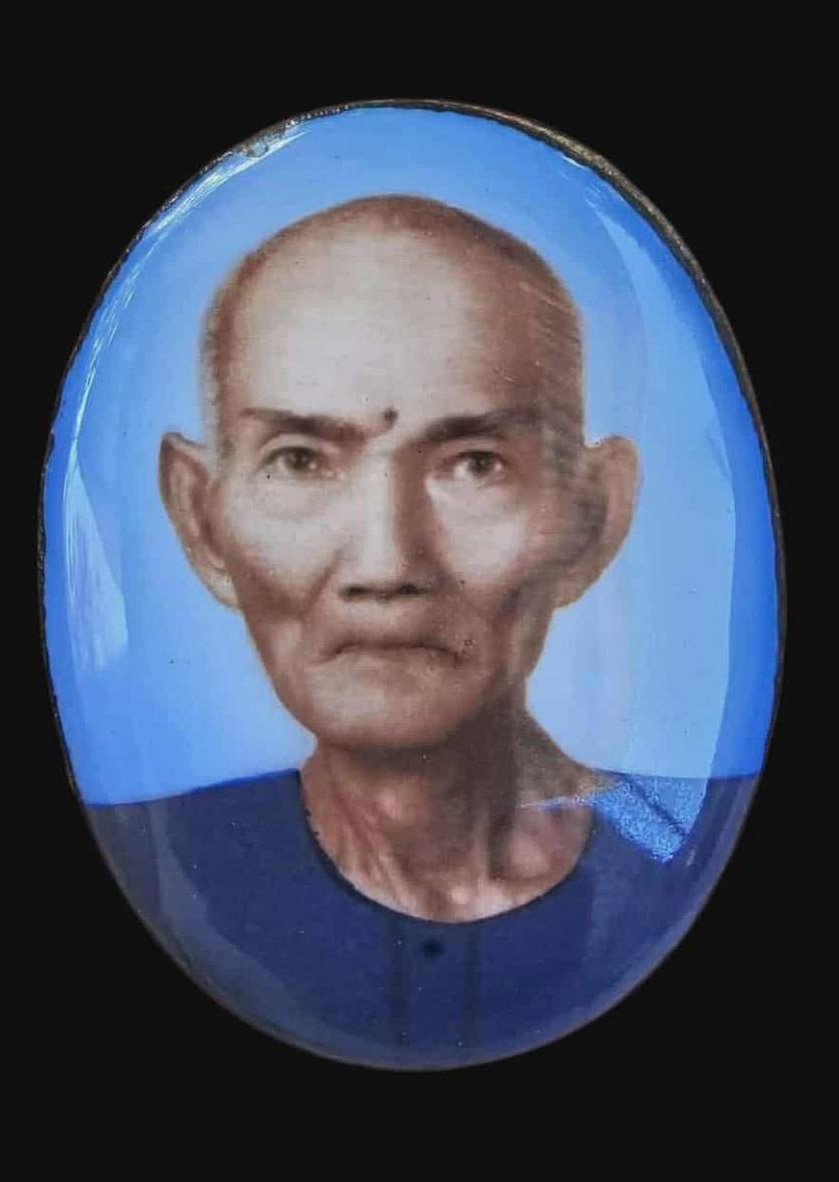 306776 ล็อกเก็ตรุ่นแรก อาแปะโรงสี  พิมพ์กลาง หน้าแก่ฉากฟ้า  ปี 2519  วัดศาลเจ้า  จ.ปทุมธานี