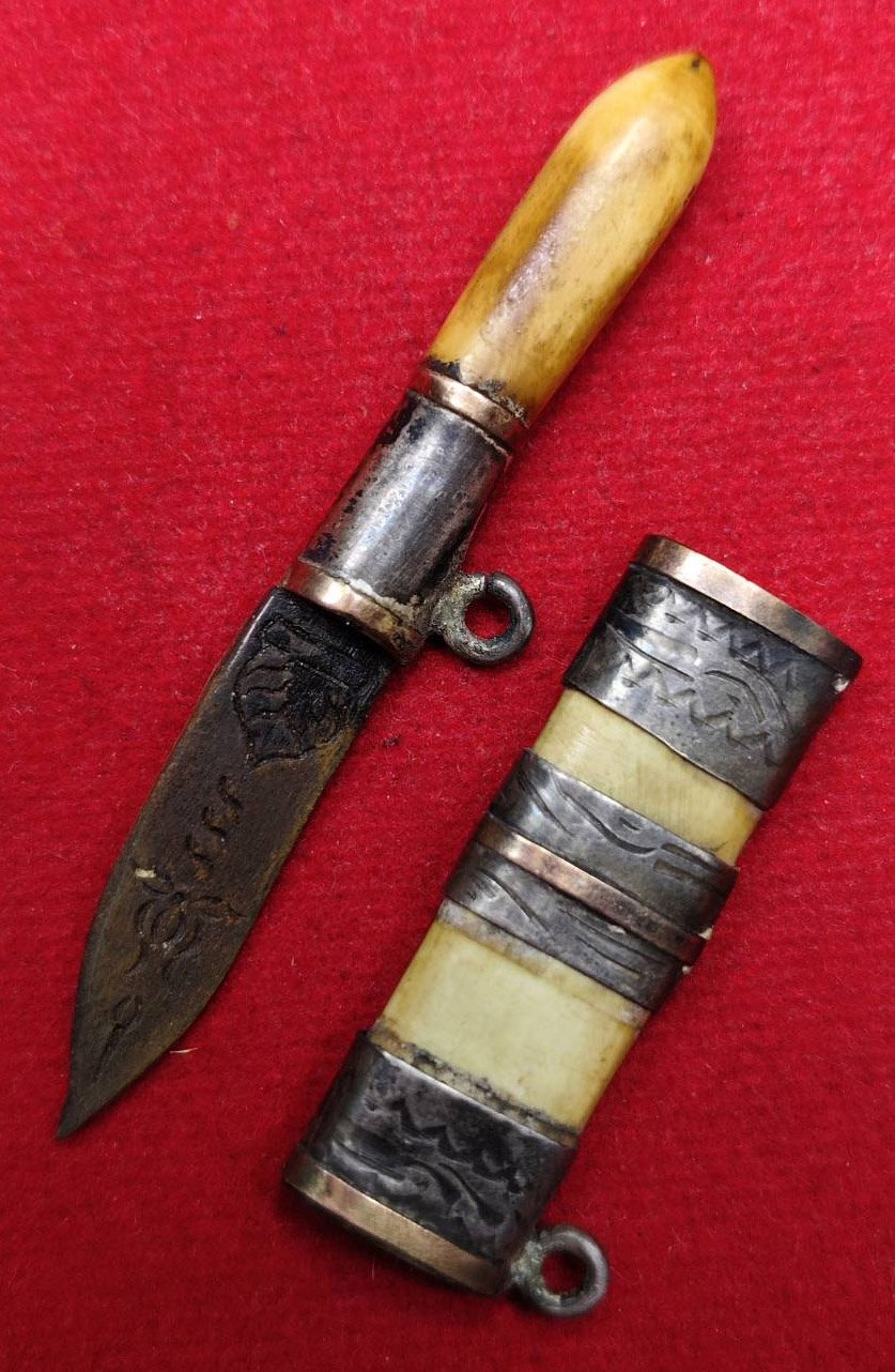 306799 มีดหมอสาริกา หลวงพ่อเดิม  ใบมีด เนื้อโลหะ ด้ามงา-ฝักงา  แหนบเงินและนาคตลอดเล่ม   พุทธศักราช 2470-2494  วัดหนองโพธิ์ จ.นครสวรรค์ 