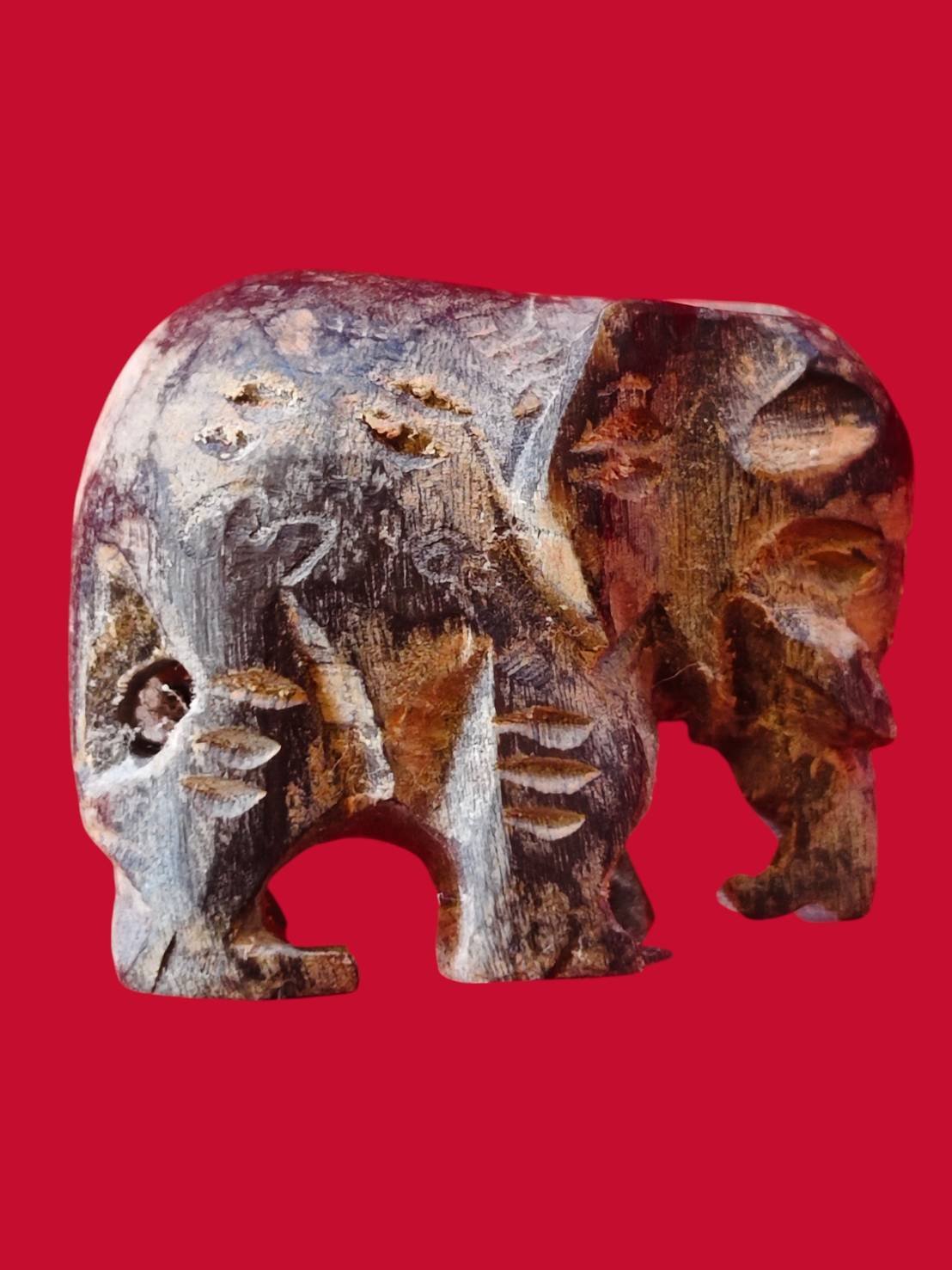 306841 ช้างแกะ หลวงปู่ทิม  (หลวงปู่โต๊ะร่วมเสก)  เนื้อพญางิ้วดำ(จานมือ)  พุทธศักราช 2517  วัดโพธิ์สัมพันธ์ จ.ชลบุรี 