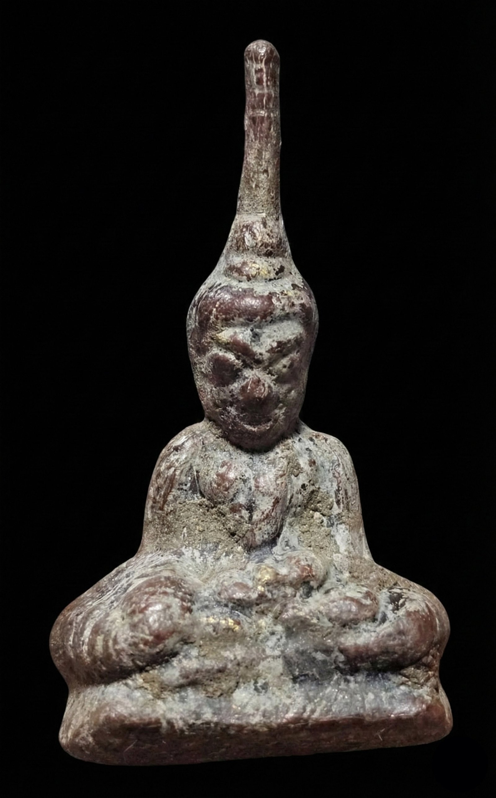 307102 พระท่ากระดาน พิมพ์เกศตรง กรุวัดเทวสังฆาราม (วัดเหนือ)  เนื้อตะกั่วสนิมแดง ประมาณพุทธศตวรรษที่ 18-20 จ.กาญจนบุรี