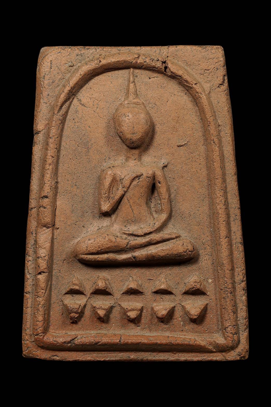 299108 พระพุทธกวัก ฐานบัวฟันปลา เนื้อดิน ยุคต้น หลวงพ่อกวย วัดโฆสิตาราม จังหวัดชัยนาท